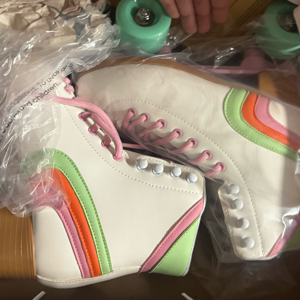 Cosmic Skates White Roller Skates style Archie size 6 women’s